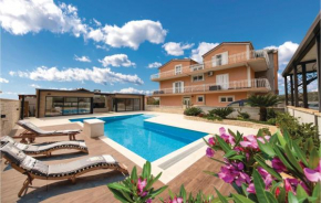 Beautiful Apartment In Kastel Stari With Jacuzzi